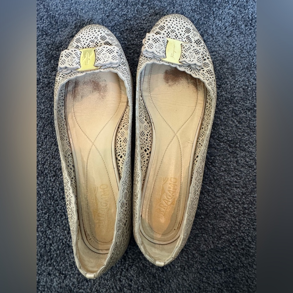 Ferragamo flat ballerina in beige color